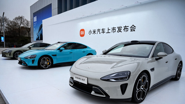 Les premiers véhicules électriques de la société électronique chinoise Xiaomi, le modèle Xiaomi SU7, exposés lors d'un événement de lancement à Pékin le 28 mars 2024.