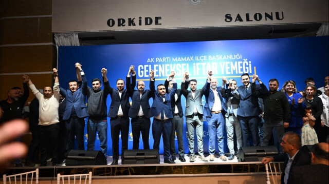 Yeni üyelerin rozetleri AK Parti Ankara İl Başkanı Özcan, AK Parti Mamak İlçe Başkanı Sarıgöl ve AK Parti Mamak Belediye Başkan Adayı Balcı tarafından takıldı.