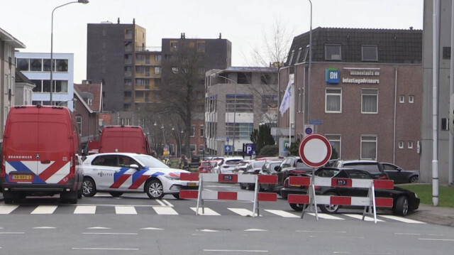 Images montrant le centre ville d'Ede bouclé et les services d'urgence déployés suite à une prise d'otages, le 30 mars 2024. 