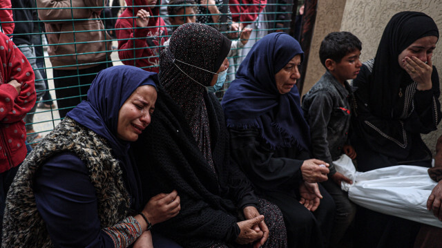 Les Palestiniens pleurant le corps d'un enfant, tué lors d'un bombardement israélien la nuit précédente, à l'hôpital européen de Khan Yunis, dans le sud de la bande de Gaza, le 29 mars 2024, dans le cadre du conflit en cours sur le territoire palestinien entre Israël et le groupe militant du Hamas.