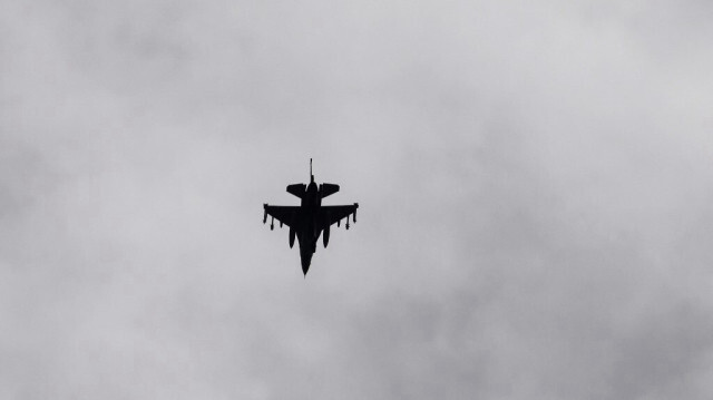 Cette photo prise depuis le nord d'Israël montre un avion de chasse de l'armée de l'air israélienne survolant la zone frontalière avec le Sud-Liban le 27 mars 2024.