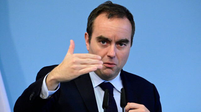Le ministre français des Forces armées, Sébastien Lecornu, donnant une conférence de presse conjointe avec le ministre allemand de la Défense au ministère fédéral de la Défense à Berlin, le 22 mars 2024.
