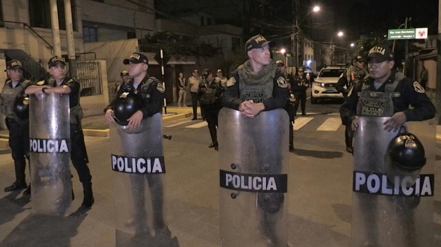 La police bloquant les routes près du domicile de la présidente du Pérou, Dina Boluarte, alors que les autorités effectuent une perquisition à son domicile dans le cadre d'une enquête pour enrichissement illicite, le 30 mars 2024. 
