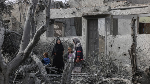 Des Palestiniens inspectent les dommages causés à un bâtiment après un bombardement israélien à Rafah, dans le sud de la bande de Gaza, le 29 mars 2024.