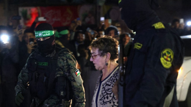 Des membres du Hamas accompagnent un otage israélien récemment libéré, avant de le remettre à la Croix-Rouge à Rafah, dans le sud de la bande de Gaza, le 28 novembre 2023.