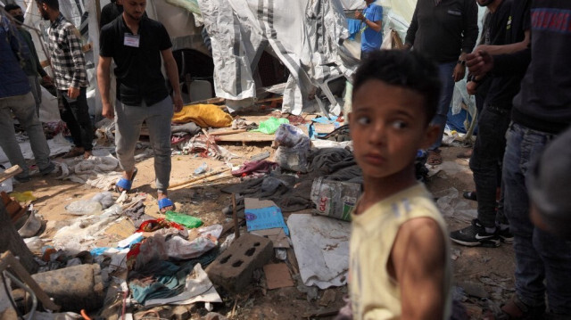 Des Palestiniens vérifient les dégâts dans un camp de fortune pour personnes déplacées devant l'hôpital des Martyrs d'Al-Aqsa à Deir al-Balah, dans le centre de la bande de Gaza, après qu'il ait été touché par un bombardement israélien le 31 mars 2024.