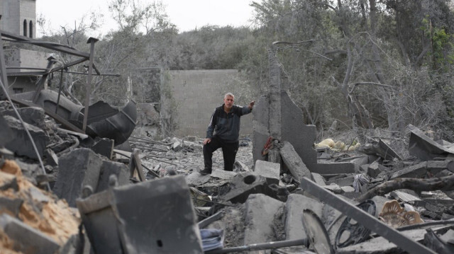 Un Palestinien inspecte les débris d'un bâtiment, suite à un bombardement israélien, dans le camp de Maghazi pour les réfugiés palestiniens dans le centre de la bande de Gaza, le 29 mars 2024.