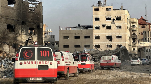 Cette photo prise le 18 février 2024 par l'Organisation mondiale de la santé (OMS) montre un convoi d'ambulances lors d'une mission de l'OMS, de l'agence humanitaire des Nations unies OCHA et du Croissant-Rouge palestinien visant à évacuer des patients de l'hôpital Nasser à Khan Yunis, dans le sud de la bande de Gaza, alors que les combats se poursuivent entre Israël et le groupe militant palestinien Hamas.