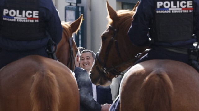 Le ministre français de l'Intérieur et de l'Outre-mer, Gerald Darmanin, rencontre des policiers français à son arrivée à la cathédrale Saint-Maclou de Pontoise, au nord de Paris, le 31 mars 2024.