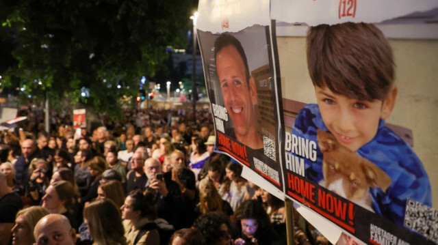 Des parents, des amis et des sympathisants d'otages, participent à une manifestation demandant la libération des otages israéliens à Tel-Aviv, le 25 novembre 2023.