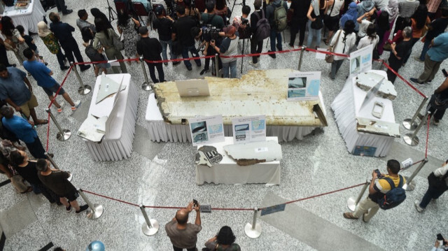 L'épave d'un avion censé être du vol MH370 de Malaysia Airlines est affichée lors d'un événement organisé par des parents des passagers et des partisans pour marquer la 10e année depuis la disparition du Boeing 777 en 2014.
