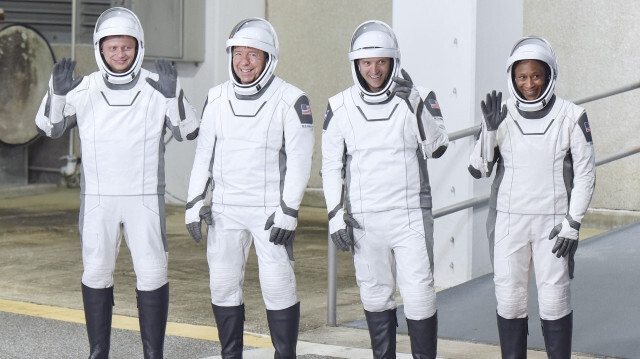 (soldan sağa) Rus kozmonot ve görev uzmanı Alexander Grebenkin ve NASA astronotları pilot Michael Barratt, komutan Matthew Dominick ve görev uzmanı Jeanette Epps