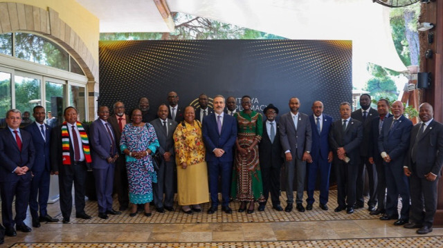 Le ministre turc des Affaires étrangères, Hakan Fidan (C), pose pour une photo avec les représentants des pays africains lors du Forum diplomatique d'Antalya (ADF) à Antalya, en Turkiye, le 03 mars 2024.