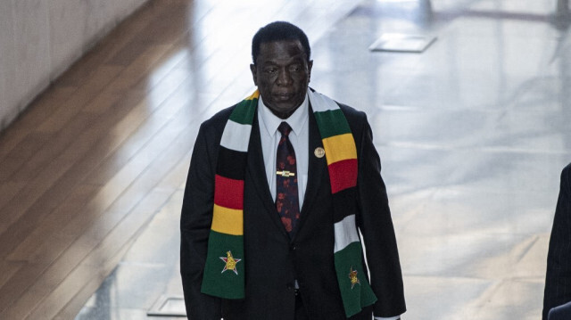Le président du Zimbabwe Emmerson Mnangagwa arrive avant la cérémonie d'ouverture de la 37e session ordinaire de la Conférence de l'Union africaine (UA) au siège de l'UA à Addis-Abeba, le 17 février 2024.