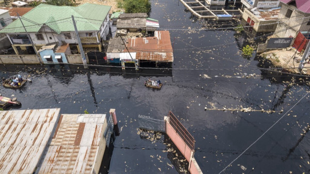 Cette vue aérienne montre les dégâts subis par le complexe scolaire Hosana, une école contrainte de suspendre ses activités, dans le quartier de Pompage à Kinshasa le 9 janvier 2024 suite aux fortes pluies et à la crue du fleuve Congo.