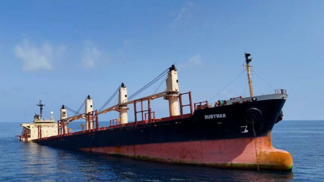 Le Rubymar, cargo transportant des engrais touché par les Houthis, en train de sombrer.