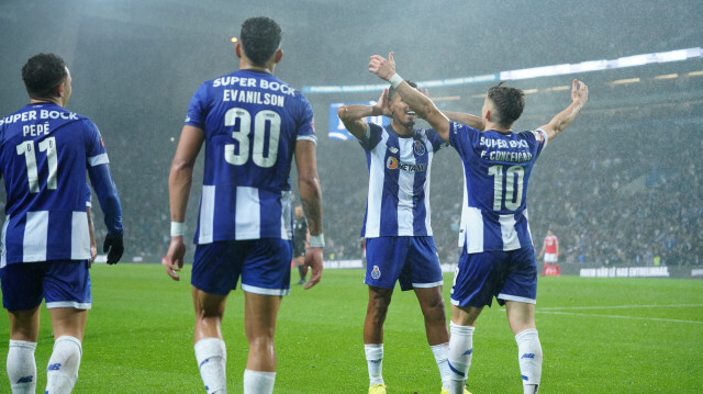 Portolu futbolcular galibiyeti taraftarlarıyla birlikte kutladı. 