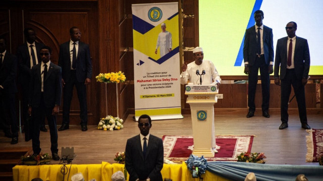 Le président de transition du Tchad, le général Mahamat Idriss Deby, s'adresse à des partisans au ministère tchadien des Affaires étrangères lors d'une réunion d'inauguration d'une coalition de partis pour sa candidature à l'élection présidentielle du 6 mai à N'Djamena, le 2 mars 2024.