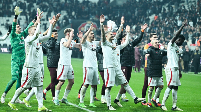 Les Lions de Galatasaray célèbrant leur victoire sur la pelouse du Besiktas, le 3 mars 2024.