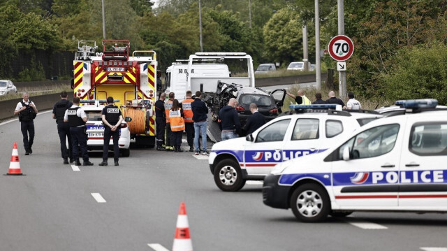 Un véhicule roulant à toute vitesse malgré des conditions météorologiques difficiles a percuté une dépanneuse et provoqué le décès de l'agent autoroutier pendant son intervention sur un premier accident, et blessé six personnes dont deux gendarmes, le 04 mars 2024.