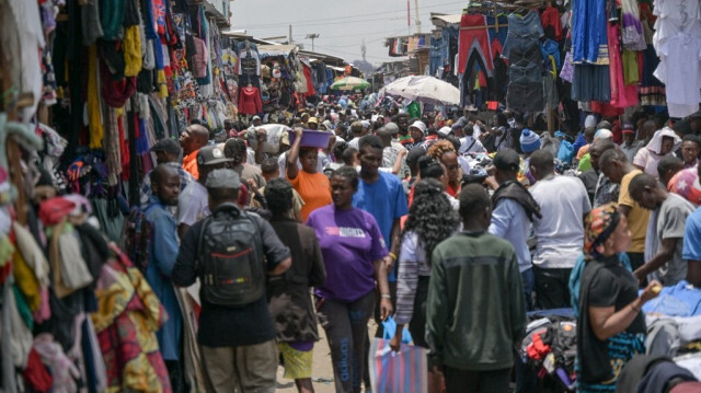 Des personnes font des achats dans la section des vêtements d'occasion du marché de Gikomba à Nairobi, le 29 septembre 2023.