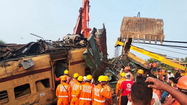 Des membres de la National Disaster Response Force mènent une opération de sauvetage sur le site de l'accident de train dans le district de Vizianagaram de l'État indien de l'Andhra Pradesh, le 30 octobre 2023.