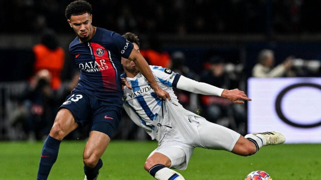 Warren Zaire-Emery (à gauche), se bat pour le ballon avec le milieu de terrain espagnol de la Real Sociedad, Martin Zubimendi, lors du match de football aller des huitièmes de finale de la Ligue des champions entre le Paris Saint-Germain (PSG) et la Real Sociedad, au Parc des Princes à Paris, le 14 février 2024.