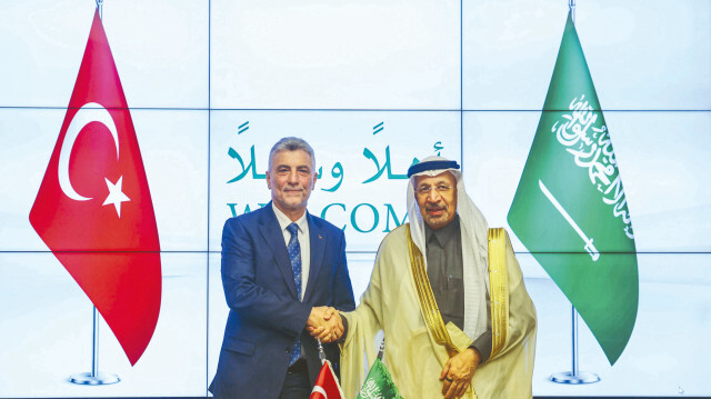Ticaret Bakanı Ömer Bolat, Suudi Arabistan Yatırım Bakanı Halid A. Al-Falih ile Suudi Arabistan'ın Başkenti Riyad'da bir araya geldi.