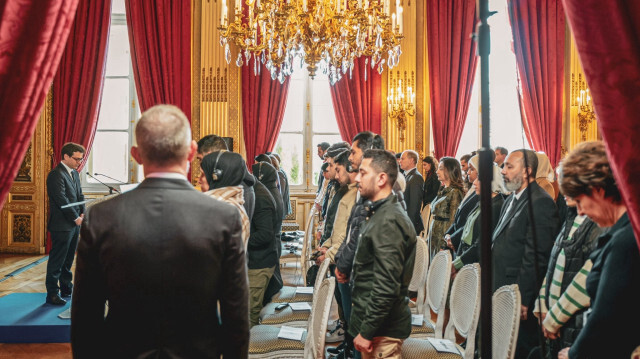 Le ministre français des Affaires étrangères, Stéphane Séjourné, les familles des victimes, des représentants du ministère et des élus, lors de la cérémonie organisée en hommage aux agents palestiniens de l'Institut français de Gaza tués par l'armée israélienne, au ministère des Affaires étrangères à Paris, en France, le 4 mars 2024.
