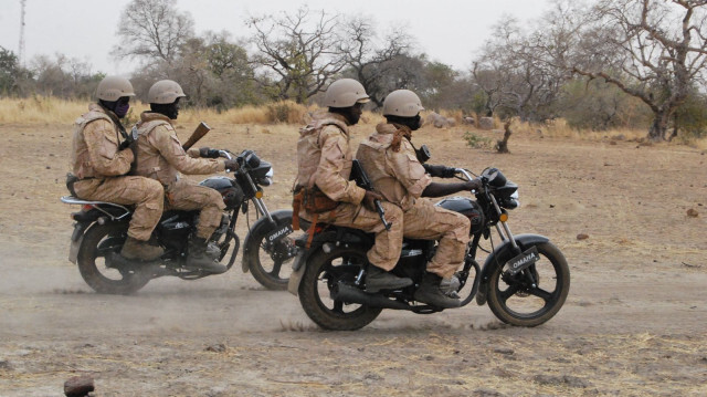 Des soldats de l'armée burkinabè effectuent des patrouilles à moto.