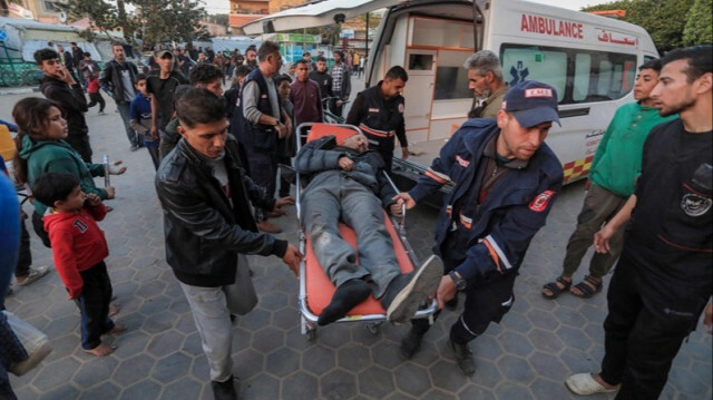 Un homme blessé est transporté à l'hôpital après une frappe israélienne, dans le centre de Gaza, le 03 mars 2024.