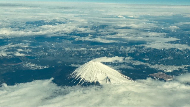 Mont Fuji, le plus haut sommet du Japon à 3 776 mètres (12 388 pieds), est vu depuis la fenêtre d'un vol de Tokyo à Hong Kong, au-dessus de la préfecture de Shizuoka le 1er mars 2024.
