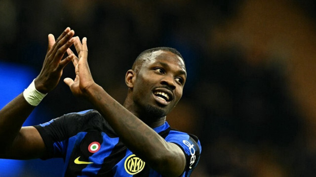 L'attaquant français de l'Inter Milan, Marcus Thuram, célèbre la victoire de son équipe après avoir remporté le match de football de la Serie A italienne entre l'Inter Milan et le Genoa, au stade San Siro, à Milan, le 4 mars 2024.