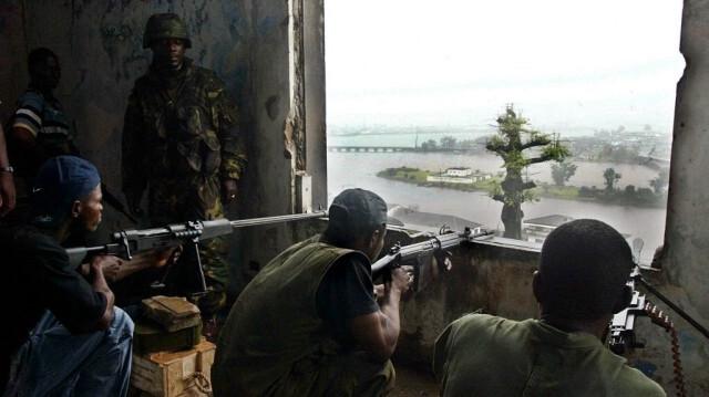 Les troupes gouvernementales occupent leur position sur la ligne de front le 27 juillet 2003 à la périphérie de Monrovia, dans un bâtiment abandonné utilisé comme quartier général.