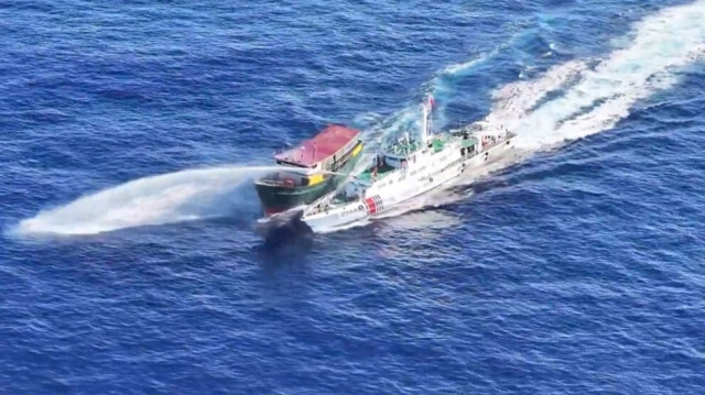 Un navire de la Garde côtière chinoise déploie un canon à eau sur le bateau civil affrété militaire philippin Unaizah lors de sa mission d'approvisionnement près de Second Thomas Shoal dans la mer de Chine méridionale contestée, le 5 mars 2024. 