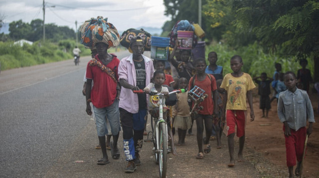 Des personnes déplacées de la province de Cabo Delgado marchent dans les rues de Namapa, dans le district d'Erati à Nampula, au Mozambique, le 27 février 2024. 
