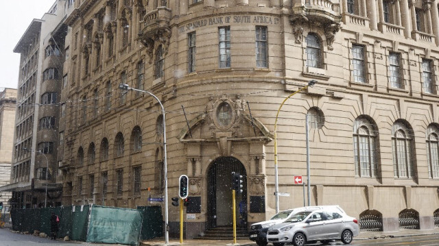 La neige tombe devant un bâtiment de la Standard Bank of South Africs Ltd à Johannesburg le 10 juillet 2023.