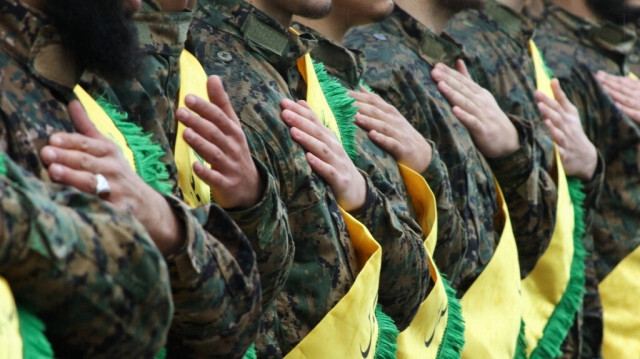 Des militants du Hezbollah lors des funérailles d'Ali al-Debs, l'un des commandants du groupe, à Nabatieyh, dans le sud du Liban, le 16 février 2024.