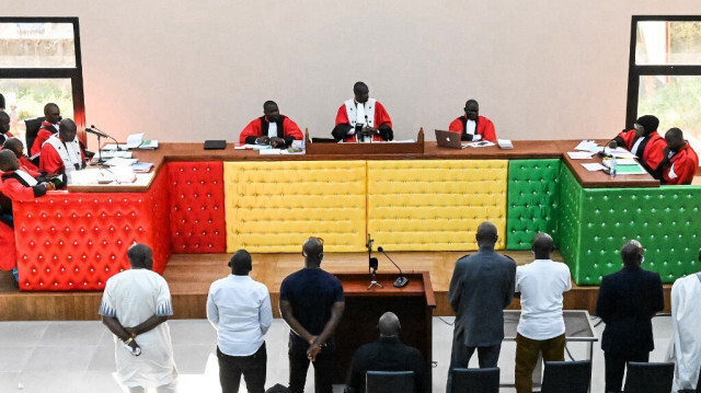 Les accusés se tiennent devant le juge alors que la session commence à l'intérieur du nouveau palais de justice de Conakry le 28 septembre 2022 lors de l'ouverture du procès pour le massacre de 156 personnes en septembre 2009. 