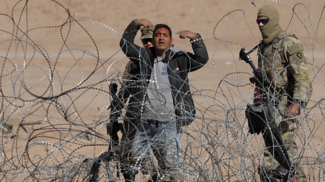 Un migrant au visage ensanglanté après avoir franchi la barrière à pics installée par la Garde nationale du Texas sur les rives du Rio Grande, pour bloquer le passage des migrants en provenance de Ciudad Juarez, État de Chihuahua, au Mexique, le 30 janvier 2024.