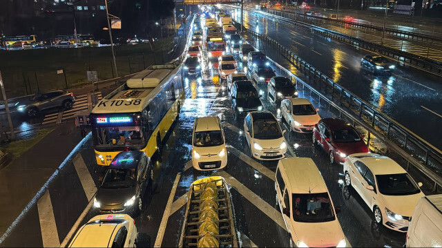 İstanbul trafiğinde yağmur nedeniyle yoğunluk yaşanıyor. (Foto: Arşiv)