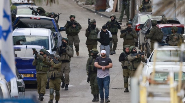 L'armée d'occupation israélienne arrête des hommes palestiniens lors d'un raid  en Palestine occupée, le 04 mars 2024.