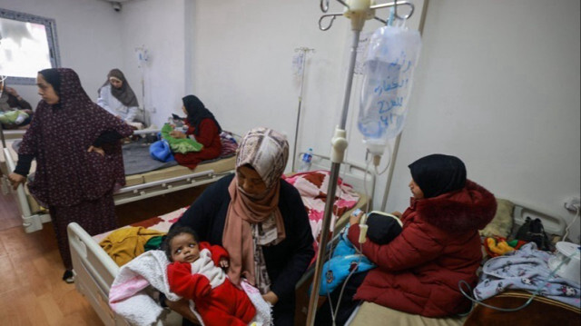 Des enfants palestiniens souffrant de malnutrition sont soignés dans un centre de santé dans le sud de la bande de Gaza, le 05 mars 2024.