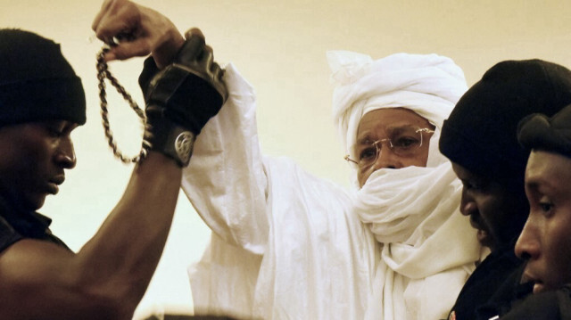 L'ancien dictateur tchadien Hissene Habre (C) est escorté par des gardiens de prison dans la salle d'audience pour la première procédure de son procès devant les Chambres africaines extraordinaires à Dakar, au Sénégal, le 20 juillet 2015.