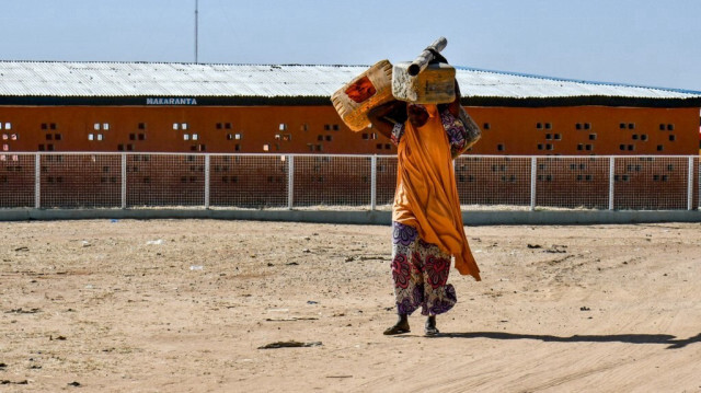 Une femme porte ses affaires dans le camp de déplacés de Bakassi à Maiduguri, le 30 novembre 2021. 