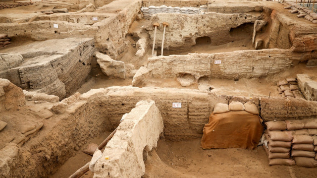 На раскопках в районе Кумра в Конье, Турция, 1 марта 2024 года. На участке раскопок найден хлеб возрастом 8600 лет в Чатал-Хююке – одной из первых городских построек в мире, включенной в список Всемирного наследия ЮНЕСКО.