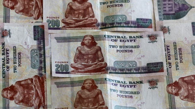 Des billets de banque en livres égyptiennes reposent sur une table le 6 mars 2024 au Caire, après que la Banque centrale d'Égypte a annoncé qu'elle permettrait que le taux de change soit fixé par le marché.