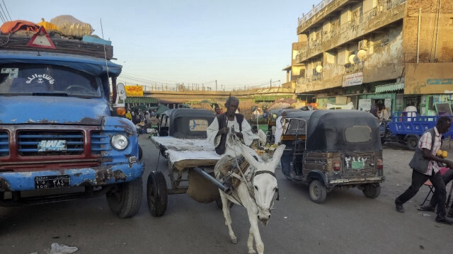 Un homme dirige sa voiture tirée par un âne, le mode de transport préféré des personnes et des marchandises, alors que les prix du carburant augmentent en raison des combats internes, dans l'État de Gedaref, dans l'est du Soudan, le 20 février 2024.
