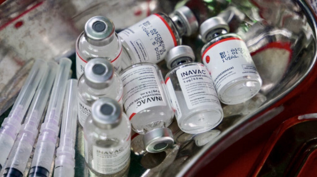 Des flacons contenant le vaccin Inavac contre le Covid-19, à Jakarta, le 19 décembre 2023.