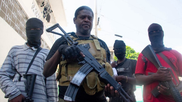 Le chef de gang armé Jimmy "Barbecue" Cherizier et ses hommes sont vus à Port-au-Prince, Haïti, le 5 mars 2024.
